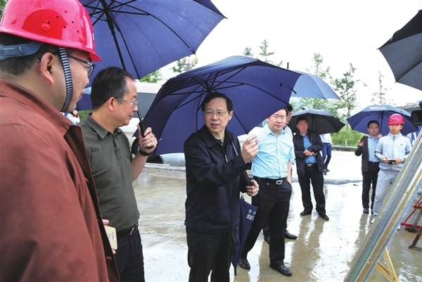 燕平(左三)了解武隆县文化项目建设情况 图片来源:武隆数字报8月31日