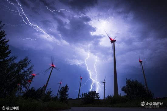 德国东部遇雷暴天气 风力涡轮机释放闪电如科幻大片