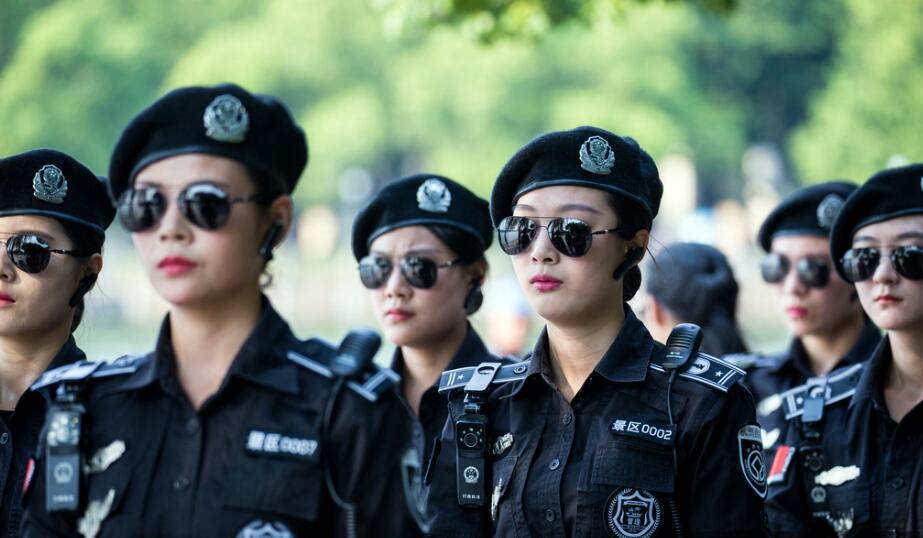 女民警巡逻图片