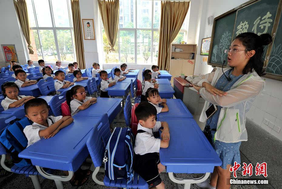 小学生开学首日学坐姿 养成良好生活和学习习惯