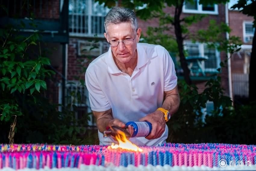 蛋糕上插72万根蜡烛刷新世界纪录