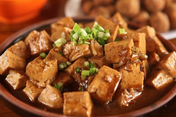 (家常炖豆腐,使用豆腐坊自己制作的豆腐烧制而成,入口香软,美味十足