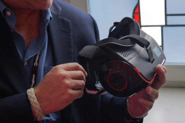 高通VR头盔试用：4K屏幕果然比Vive或者Rift给力