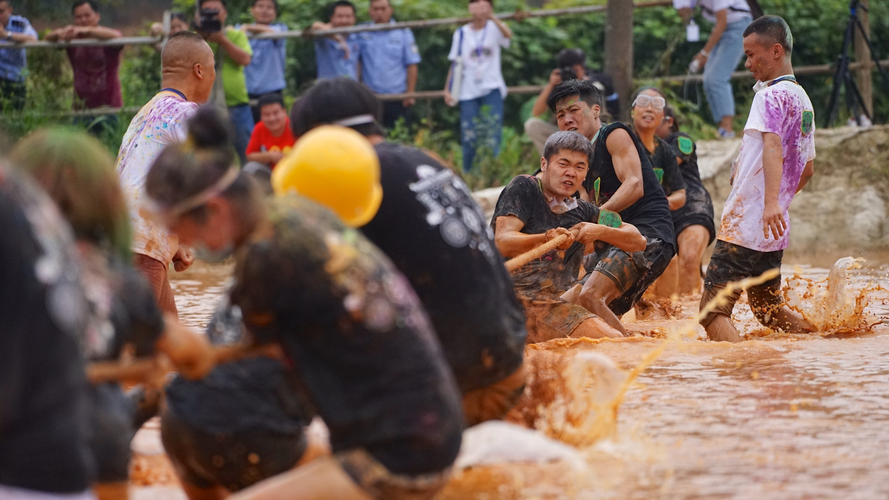 9月10日,参与者在进行泥潭拔河游戏