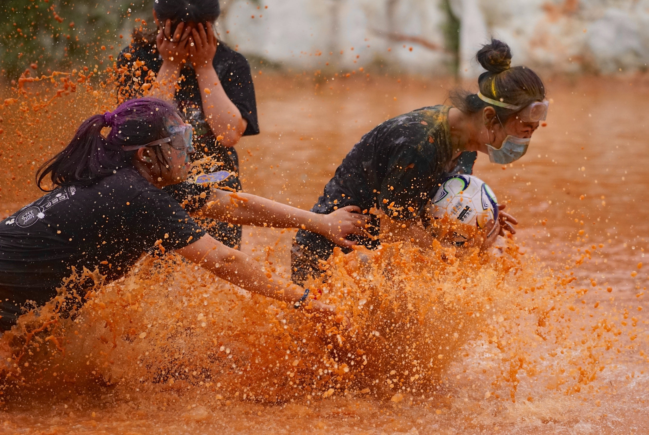 9月10日,参与者在进行"泥潭任意球"游戏.