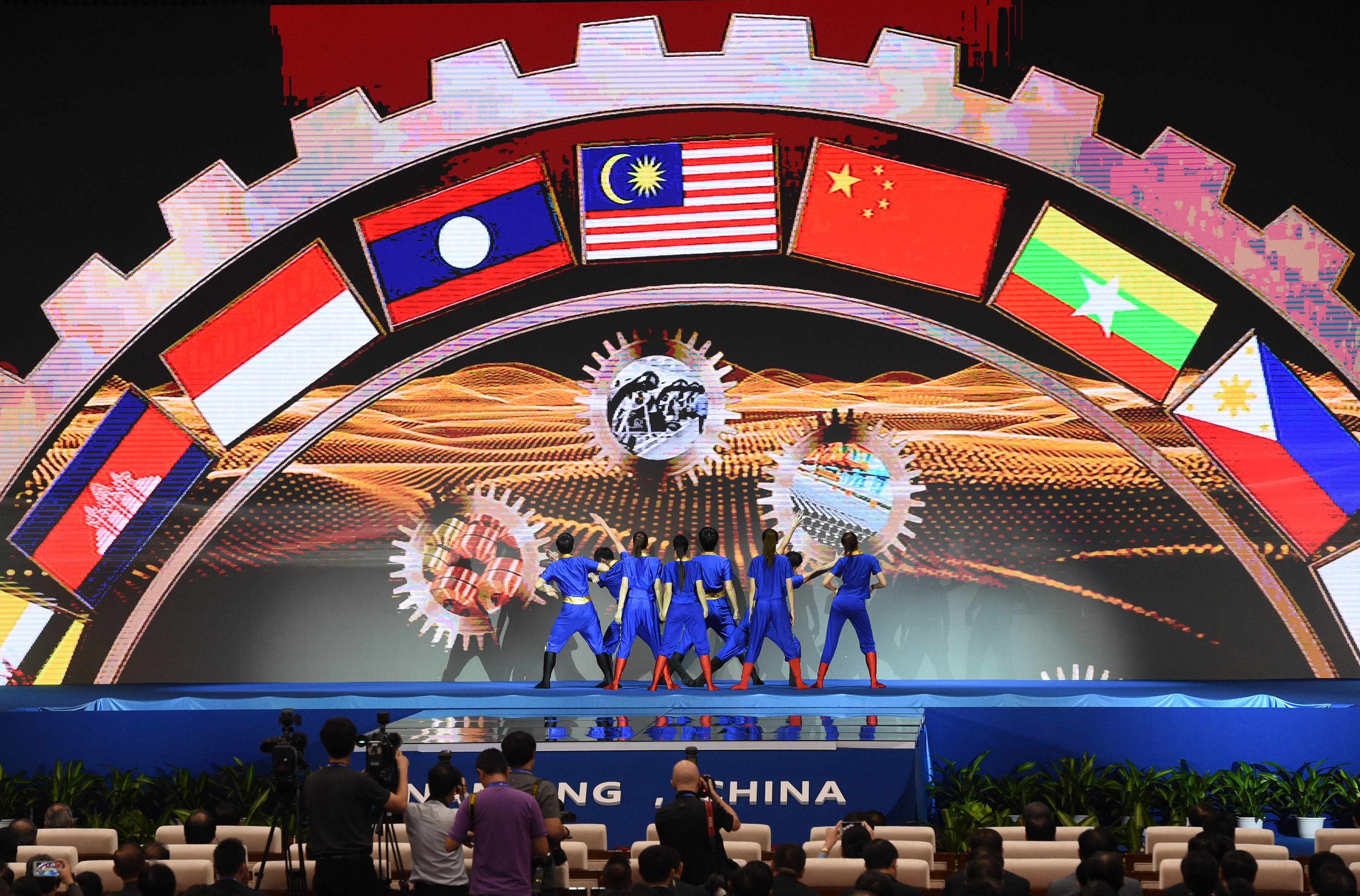 筑更为紧密的中国-东盟命运共同体"为主题的第十三届中国-东盟博览会