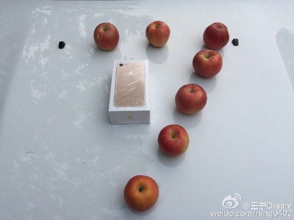 中国第一个拿到iPhone7的人上海和北京网友争夺第一名