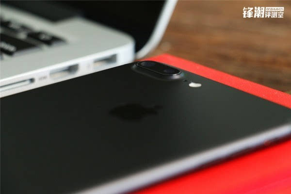 亮黑色版iPhone 7 Plus真机图赏