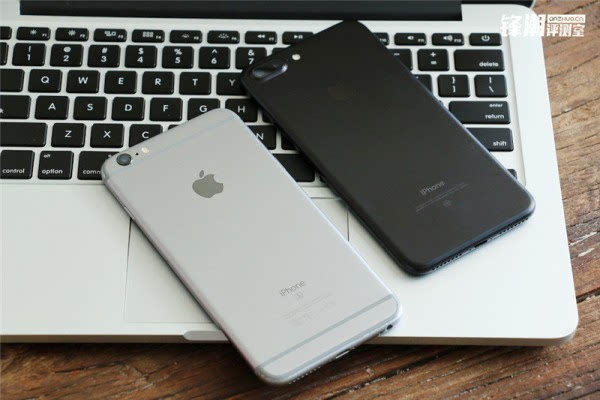亮黑色版iPhone 7 Plus真机图赏