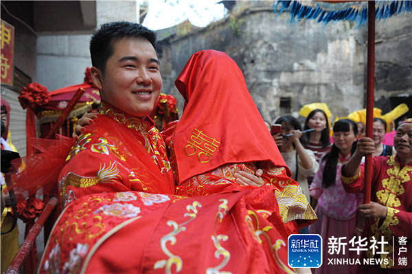 9月25日,新娘师少丹的母亲为女儿梳头.新华