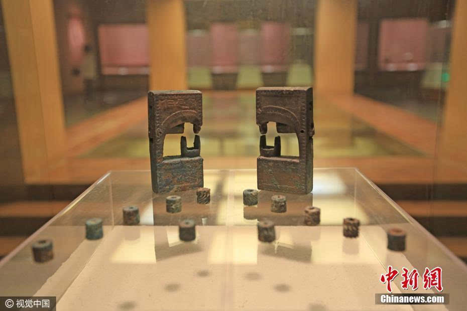 湖北襄阳现千年"连心锁" 两锁出土于双棺之间