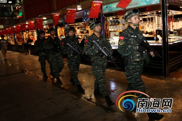 武警海南省总队执勤官兵在繁华街区武装巡逻.
