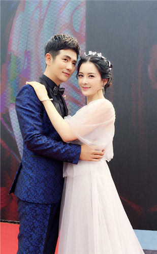 有一组疑似演员张晓龙和赵韩樱子的结婚照在社交平台上曝光, 照片中