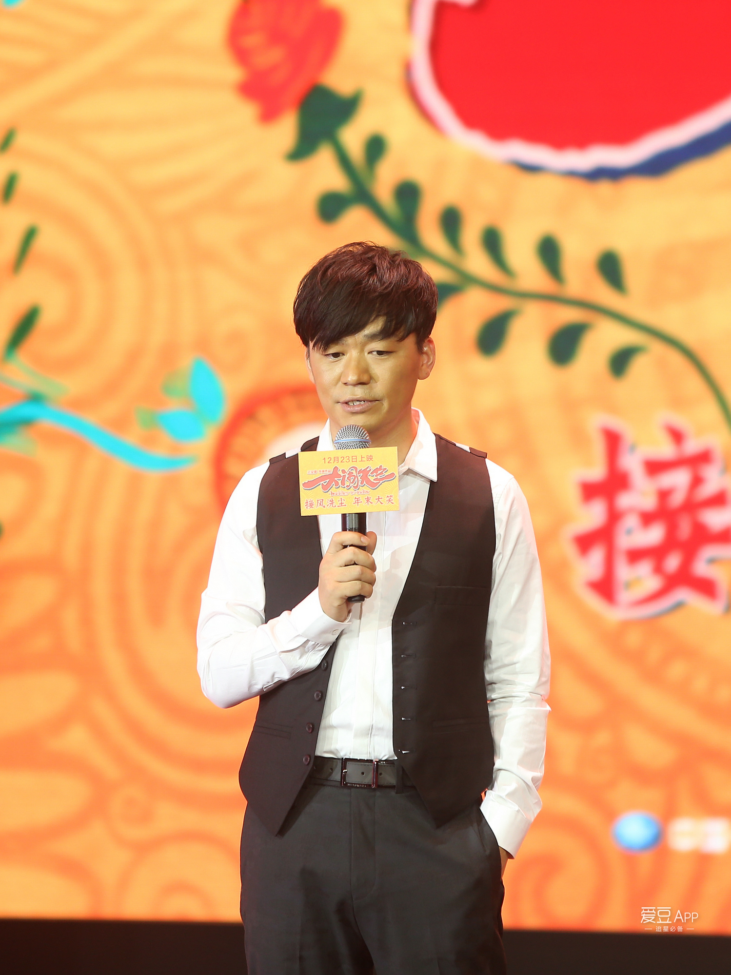 白客赞王宝强精神旺盛,白天拍戏,晚上盯片子,还能三四点起来晨练.