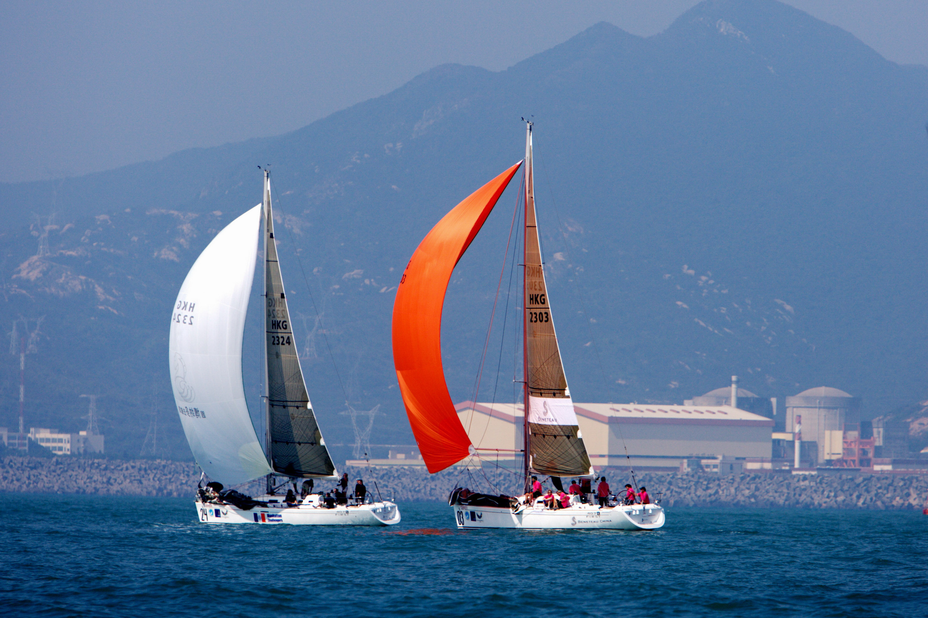 "中国杯"帆船赛的参赛大帆船从大亚湾核电站前面的海面经过(资料