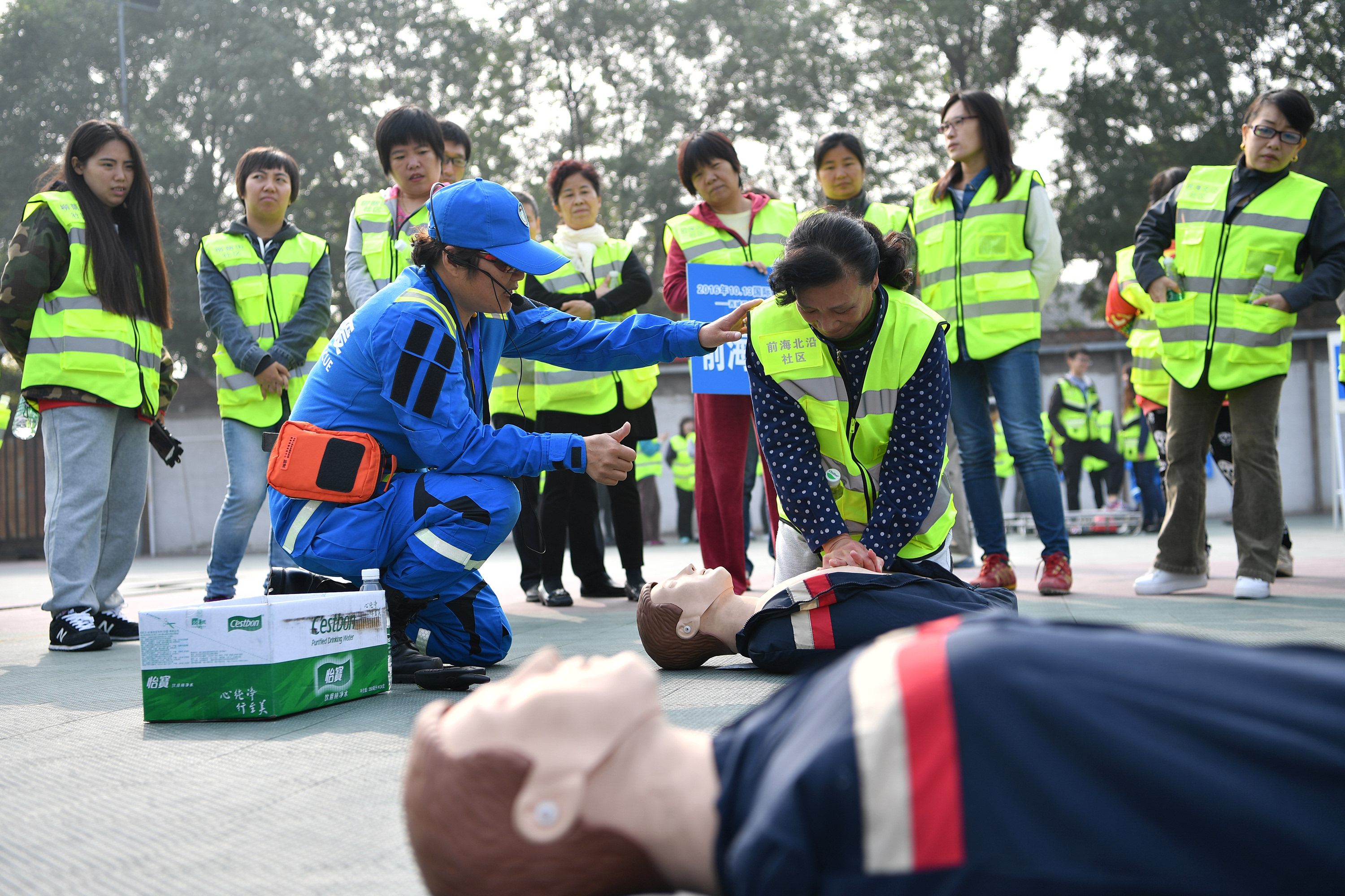 北京什刹海地区举行社区防灾减灾运动会