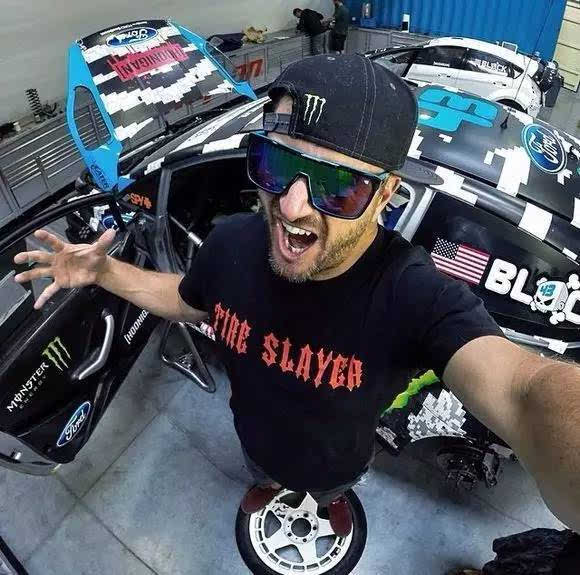 这次肯布洛克真的是又把漂移这个词从新定义了一遍,用最"华丽"的漂移