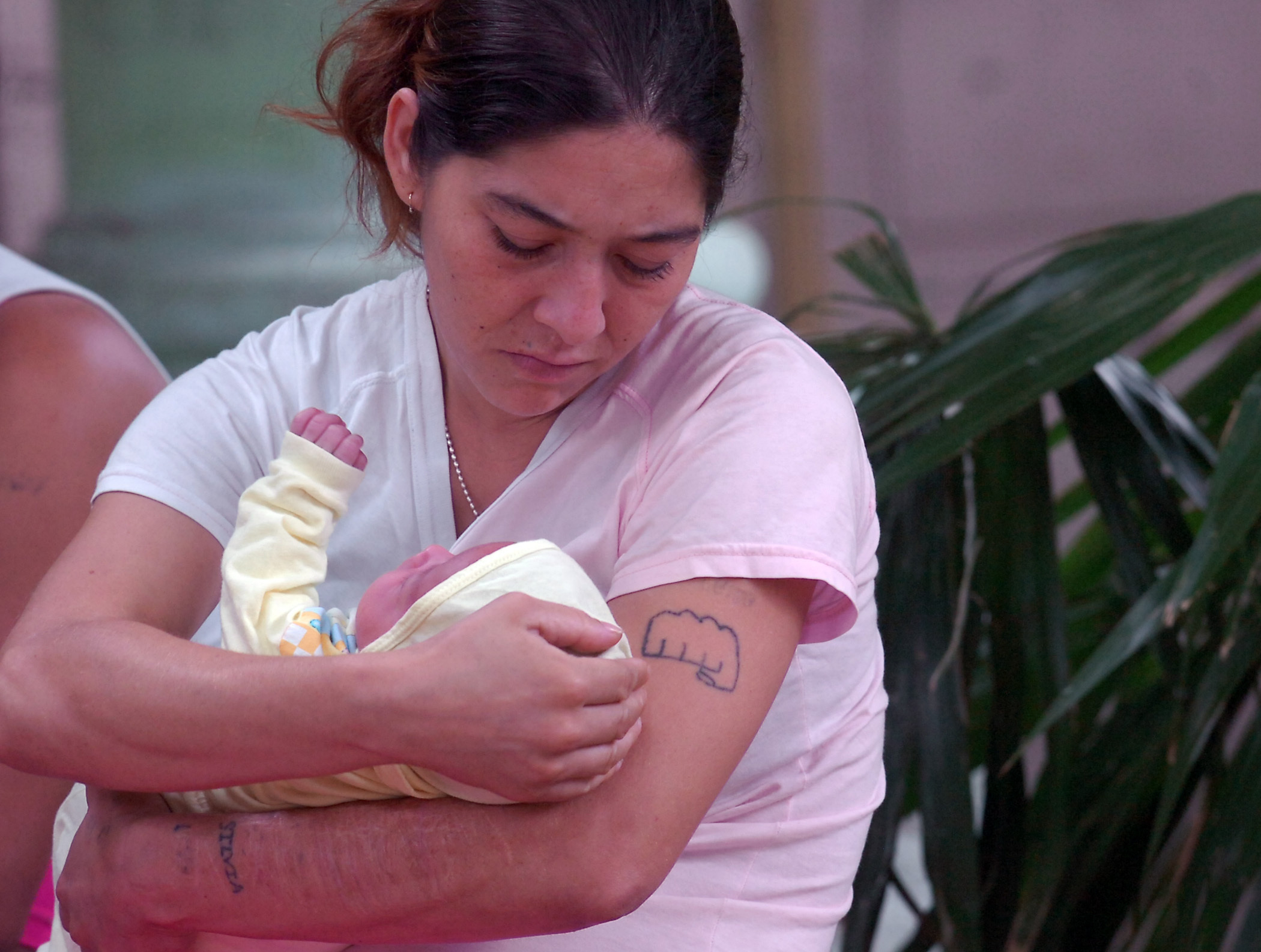 图为一名怀抱婴儿的巴拉圭妇女.