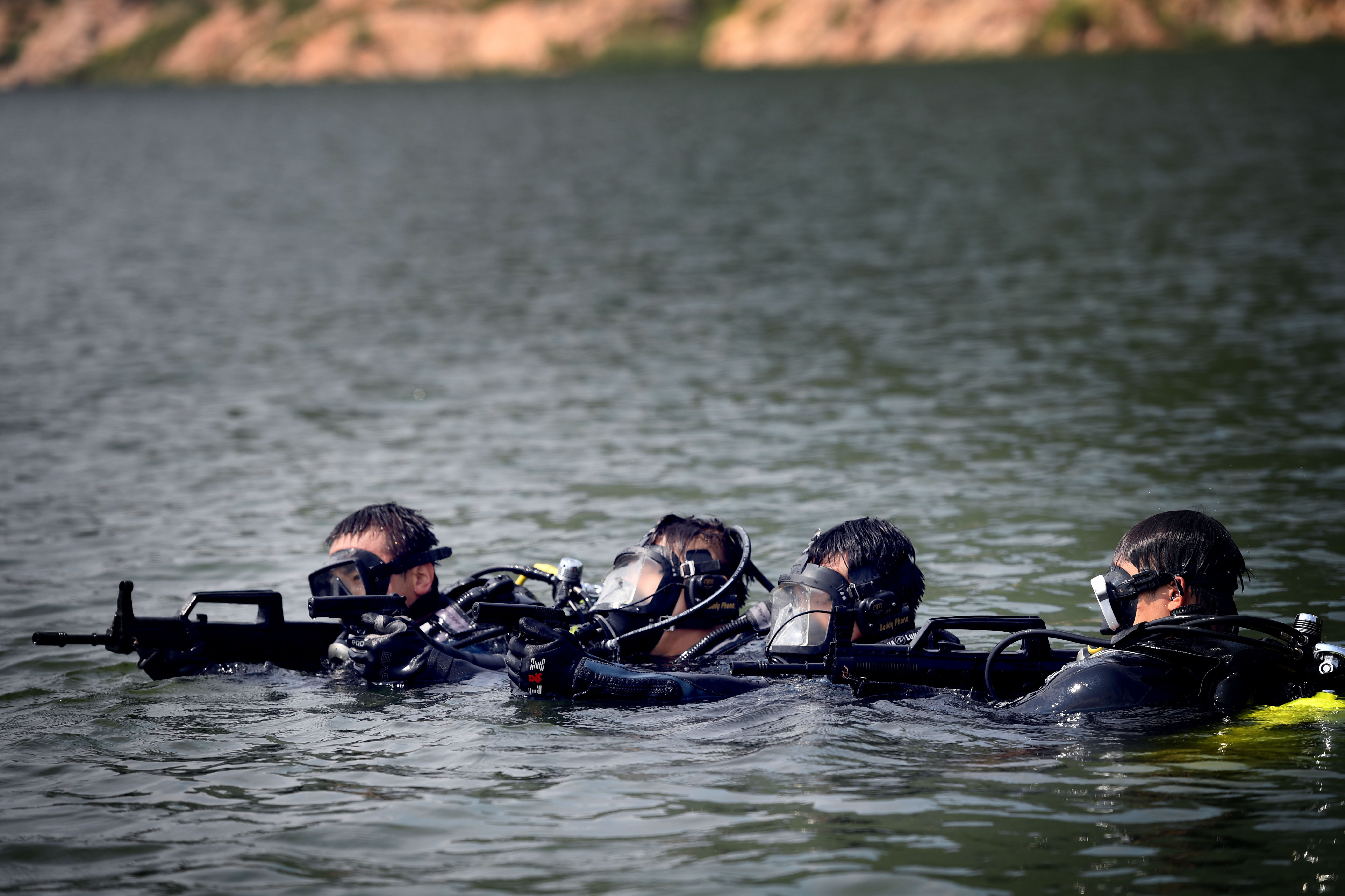 北京市公安局特警总队第五支队潜水大队的队员在进行水中训练(2016年8