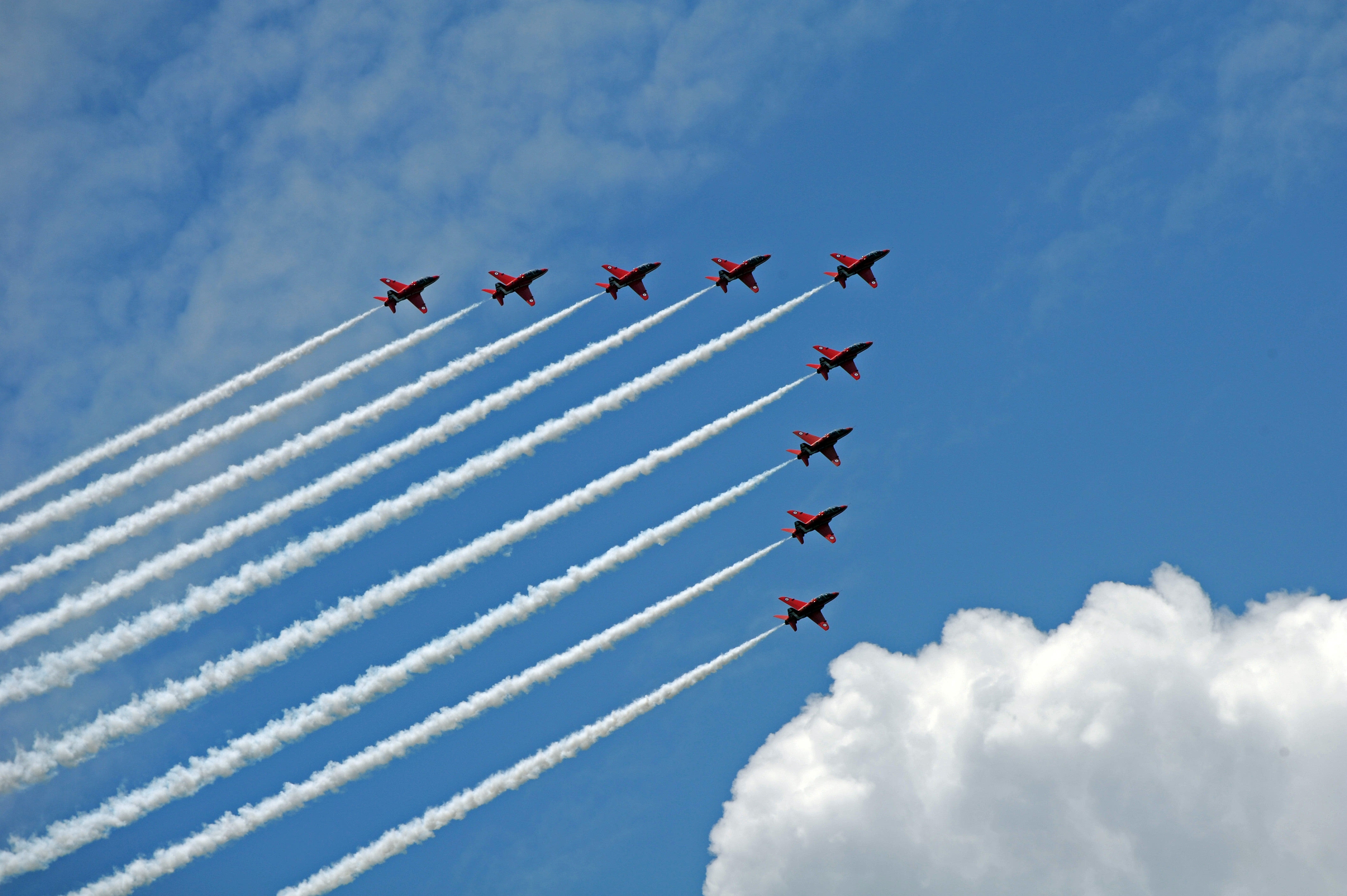 英国"红箭"飞行表演队亮相新加坡