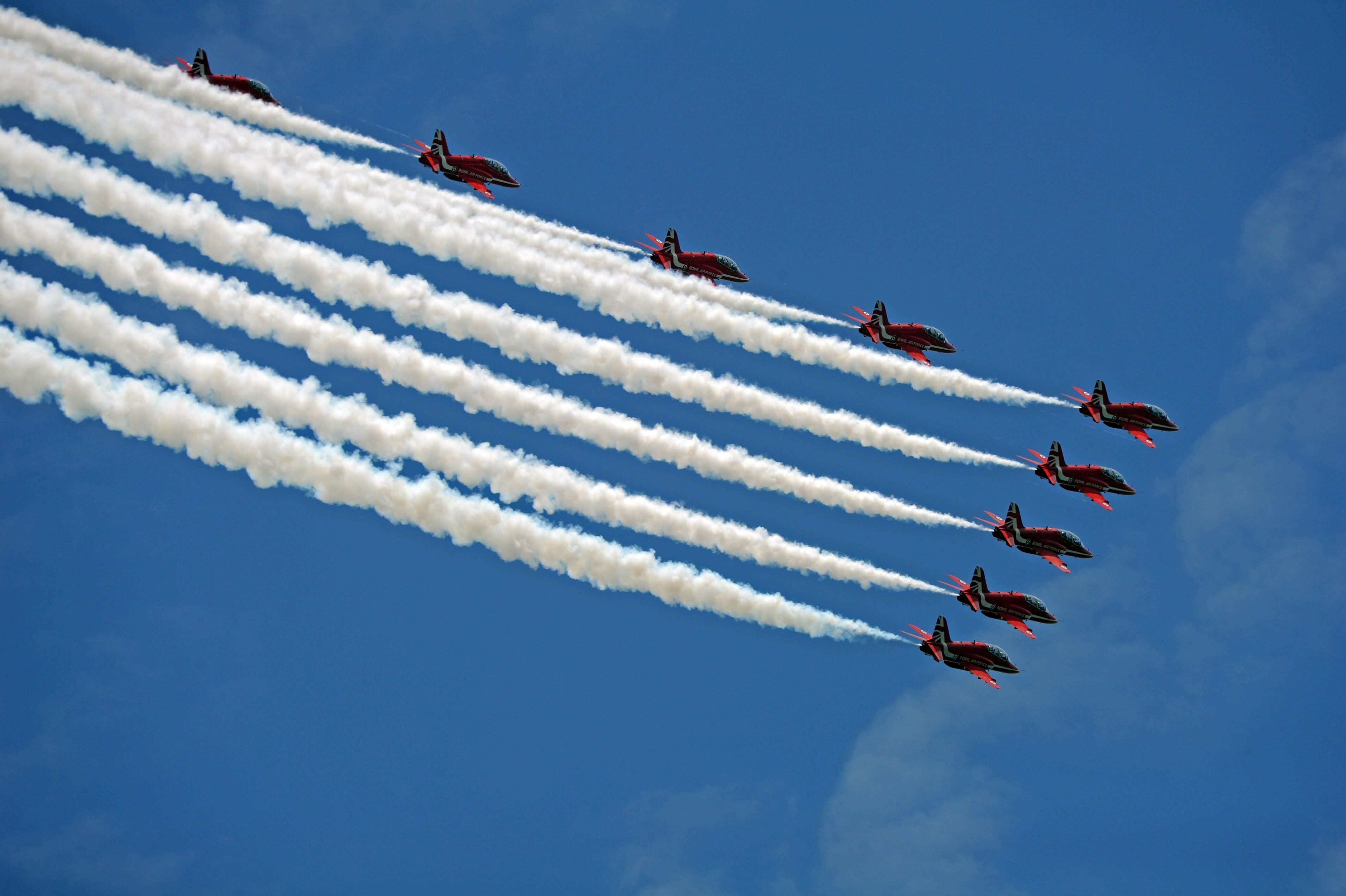 英国"红箭"飞行表演队亮相新加坡