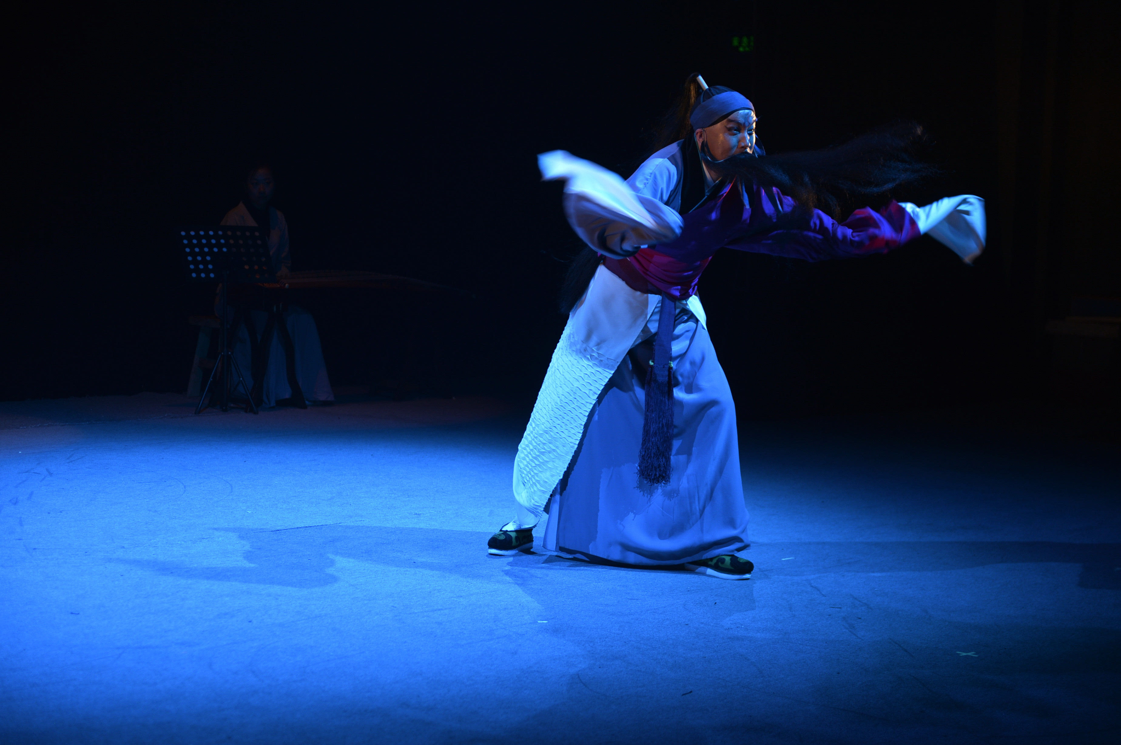 10月19日,演员在艺术节开幕式上表演改编自戏剧大师汤显祖作品《临川