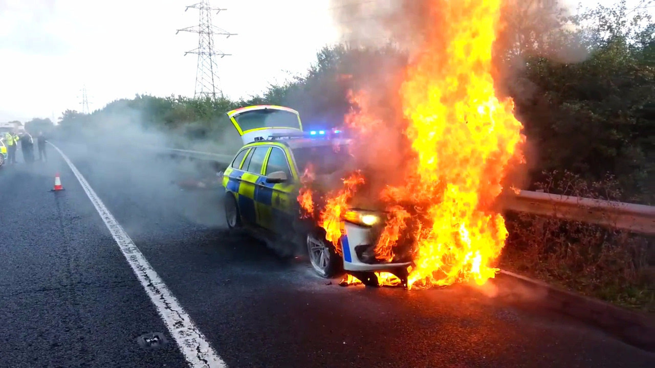 宝马警车英国自燃烧毁 原因调查中
