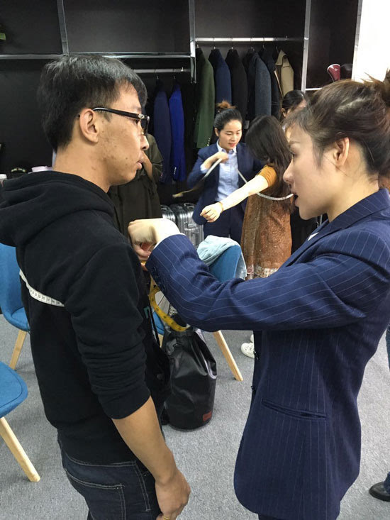 美女服装顾问为消费者量体裁衣