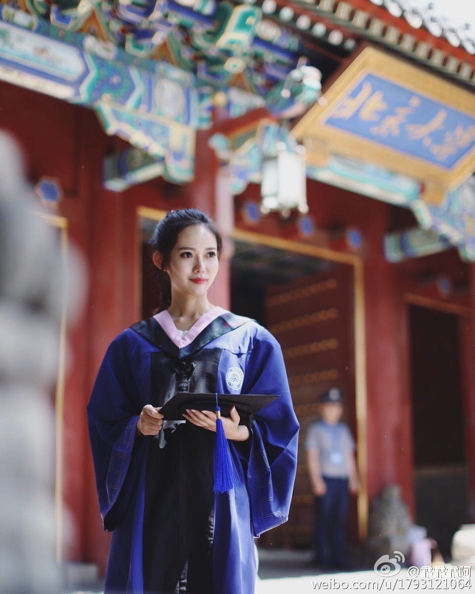 北大美女研究生学霸晒毕业照 感恩老师称"何其幸运"