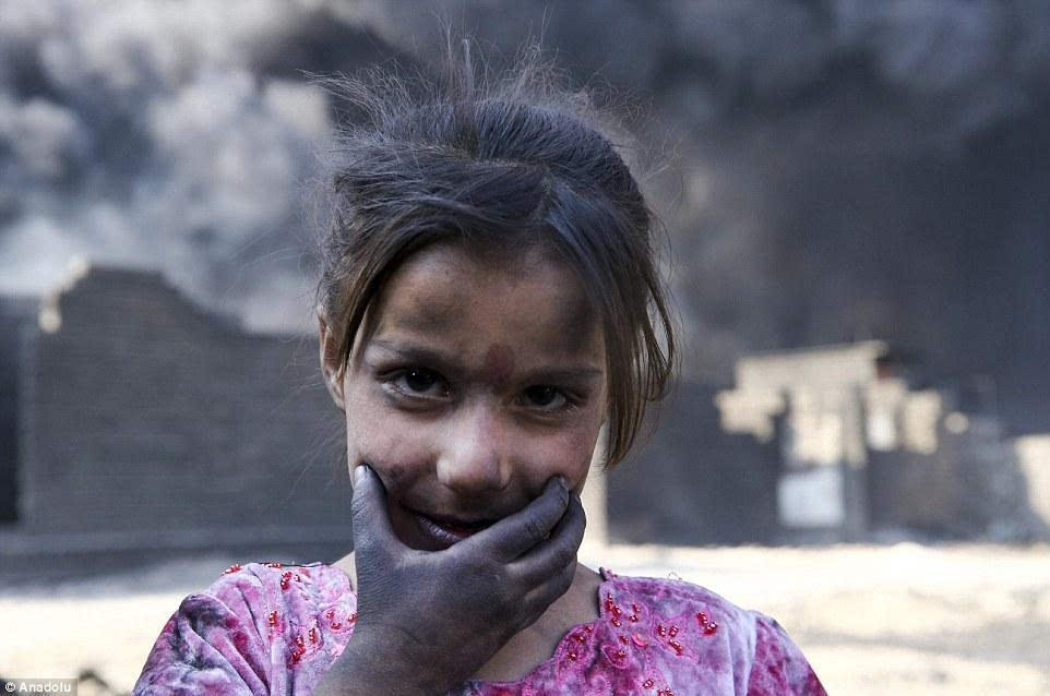 战火中的女孩高清图片