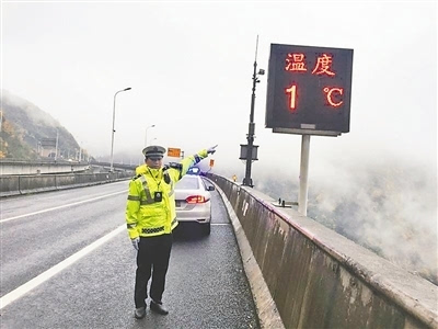 比往年提前20多天 雅西高速迎今冬首场雪