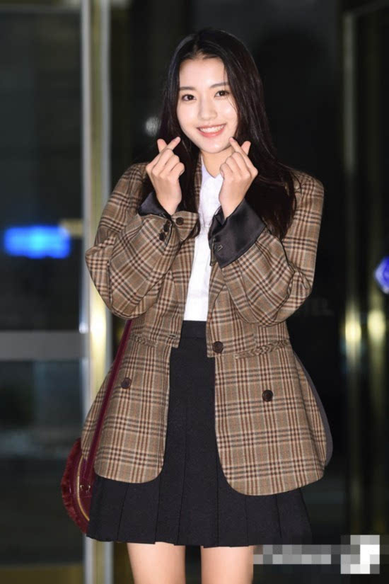 人民网11月8日讯 7日下午,韩国童星出身的00后演员郑多彬出席在首尔上