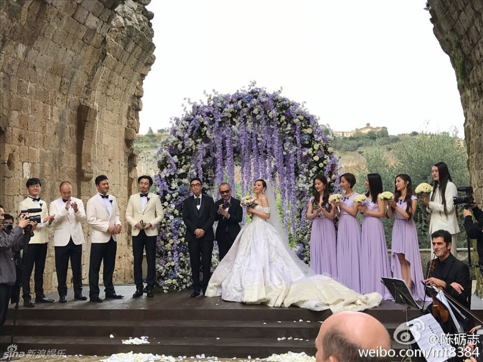 大合影新郎娱乐讯 11月8日,张靓颖冯轲婚礼在意大利举行,两人幸福牵手