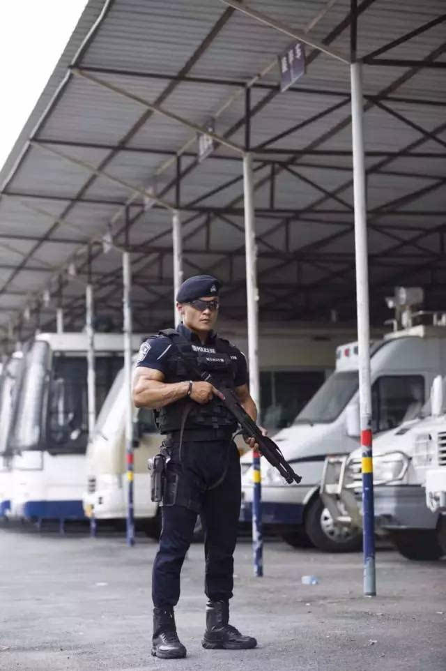 肌肉他叫曲祖毅,是一名深圳特警▼想必内心一定很惊喜然而当你看到