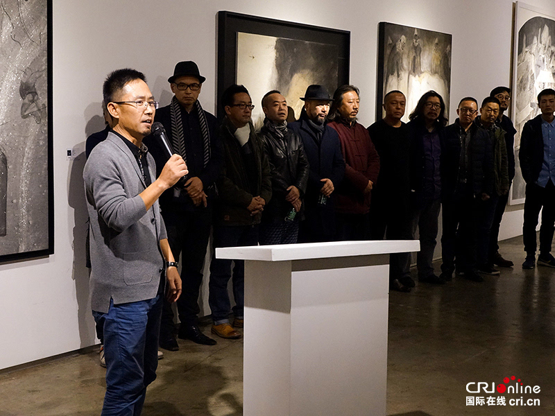 参展艺术家党震发言本次展览的学术主持 吴洪亮,艺术顾问 黄笃,策展人