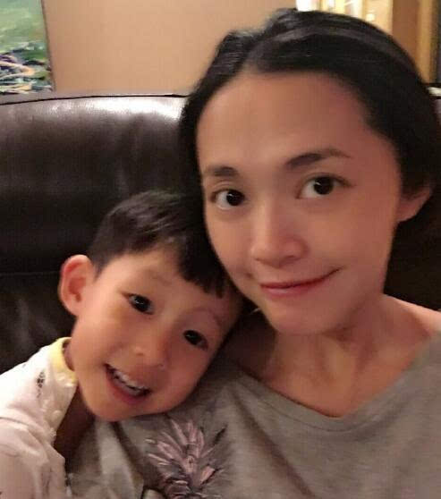 37岁姚晨生女素颜出镜 女儿取名:小茉莉(组图)