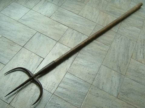 使用高手:张纯八, 叉,中国古代兵器,顶端有两股叉的为牛角叉,顶端有三