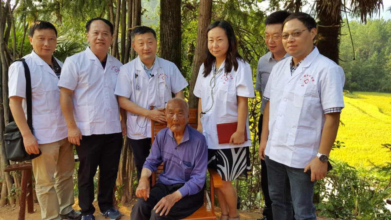 一群江西籍新上海人连续11年返乡义诊