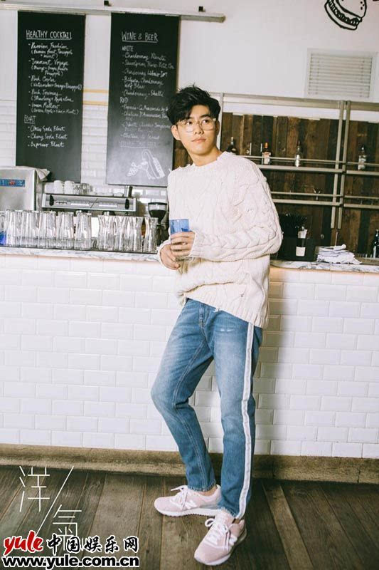 李程彬白毛衣配牛仔温暖化身冬日暖光