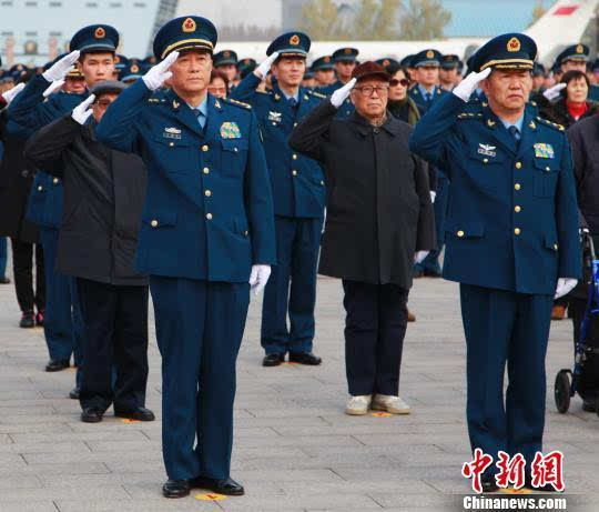 中国空军举行向英雄纪念墙敬献花篮仪式