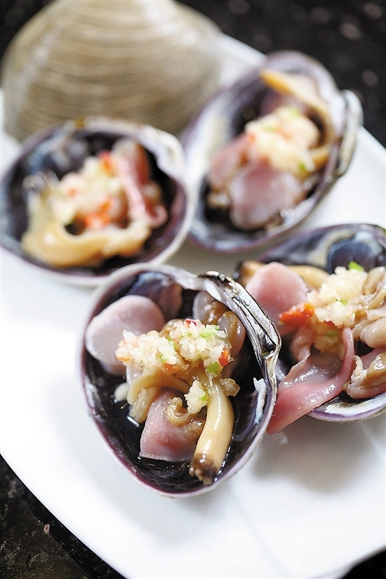 其中"鹅蛋贝"就是去年在广州高档自助餐厅盛极一时的"天鹅蛋".
