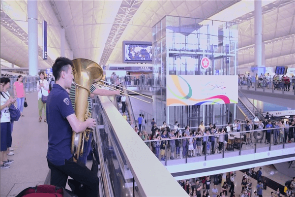 香港青少年管弦乐团机场快闪怀旧金曲燃情催泪奏出香港少年的中华文化