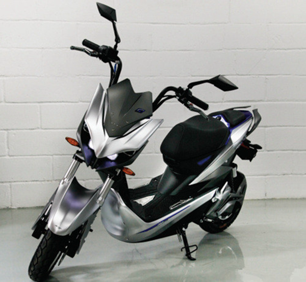 近日被认为是"买菜"电动车的爱玛一举推出了战鹰,无极,极客等三款高端