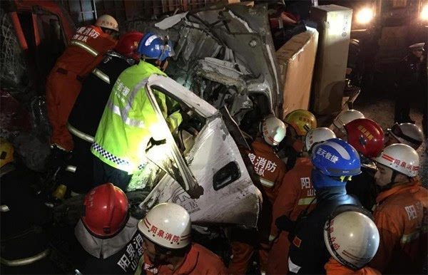 京昆高速惨烈事故17死37伤 冰雪天该如何开车?