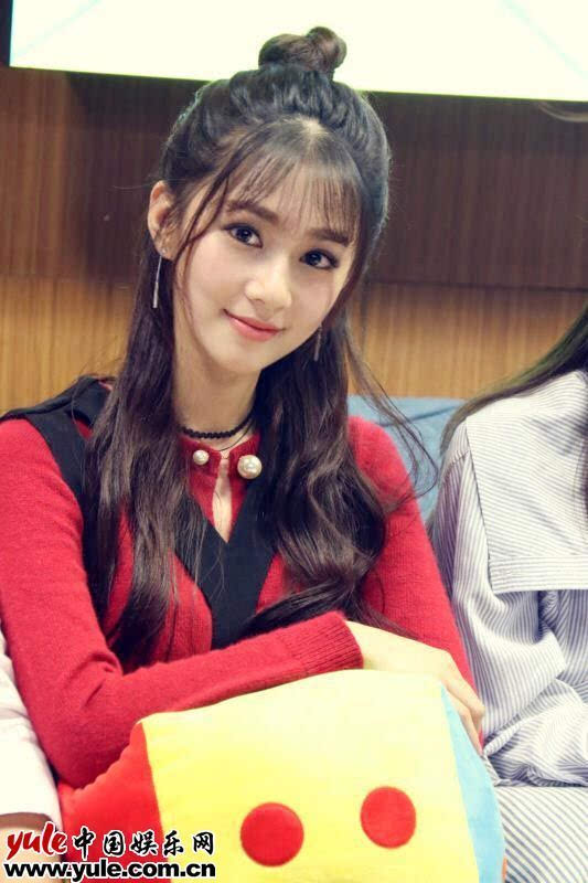 刘颖伦《28岁未成年》陪网友观剧 与蒋梦婕"闺蜜互黑"