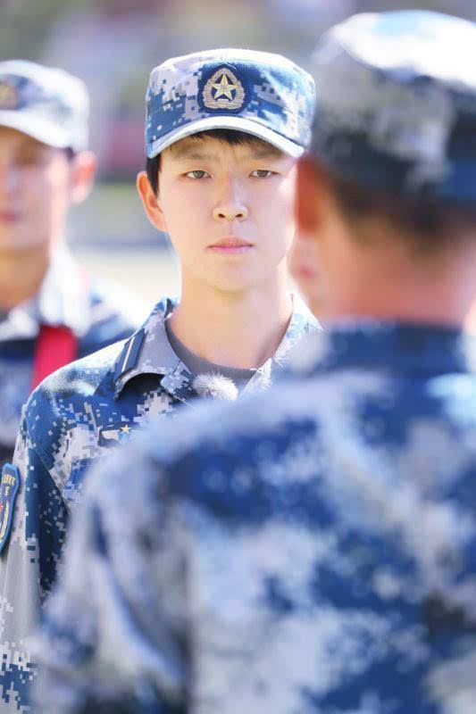 《真正男子汉2》首现女班长 高考成绩令杨幂佩服不已