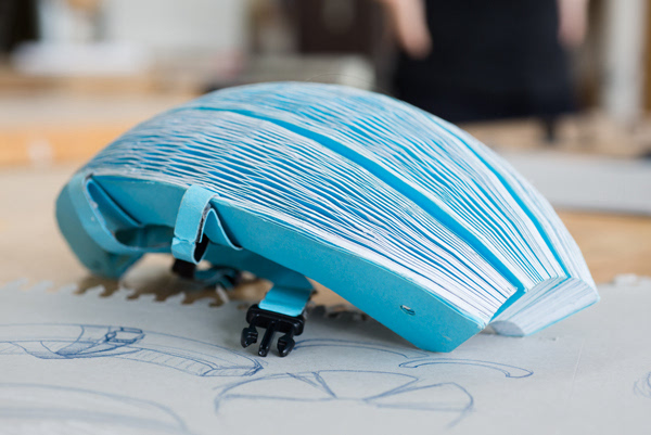 你敢试么?这款纸做的折叠头盔将风行纽约