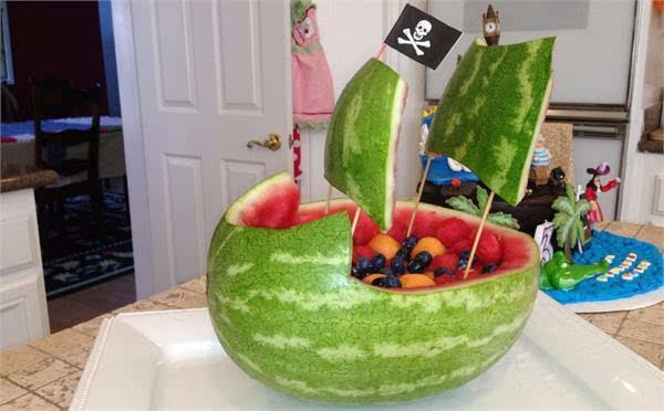 10. 西瓜海盗船9. 鲨鱼西瓜8. 能多益(一种巧克力酱)水果薄饼卷7.