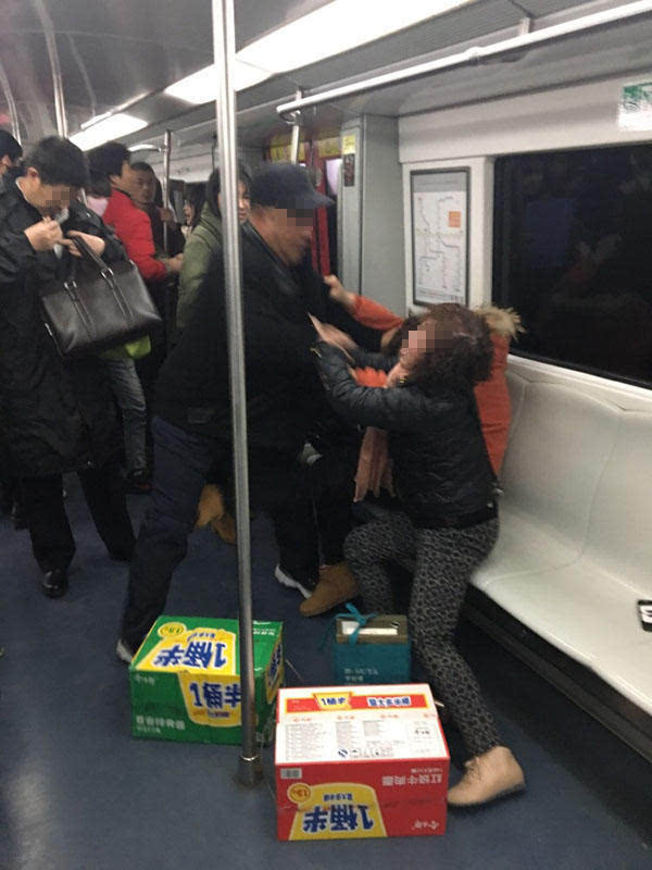 60岁男子地铁上殴打女乘客 警方:因座位问题