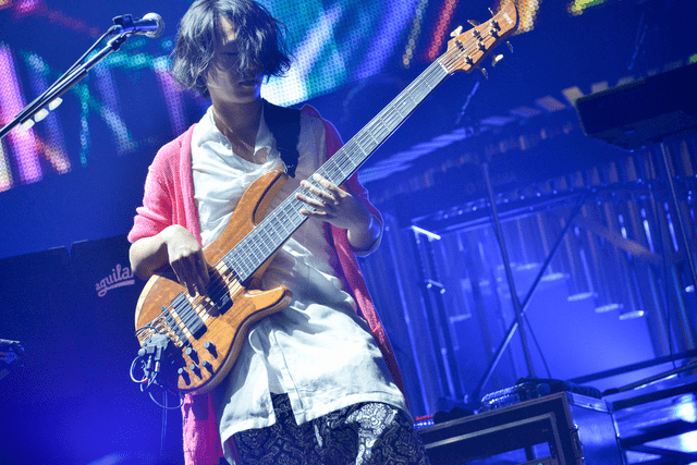 是多么伟大的一件事,radwimps是雅马哈品牌乐器的拥护者,贝斯手武田佑